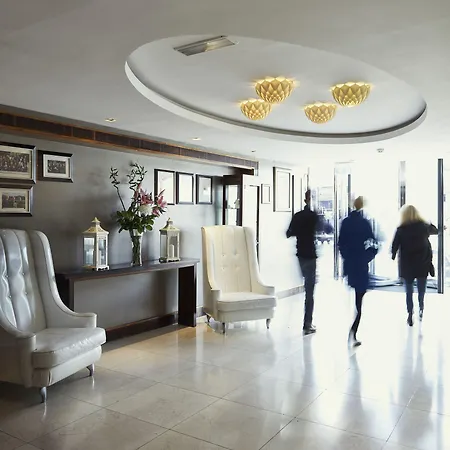 Towers & Leisure Centre فندق