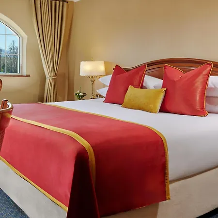 Towers & Leisure Centre فندق كيلارني