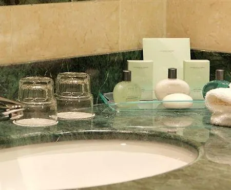 Towers & Leisure Centre فندق 4*