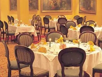 Towers & Leisure Centre فندق 4*